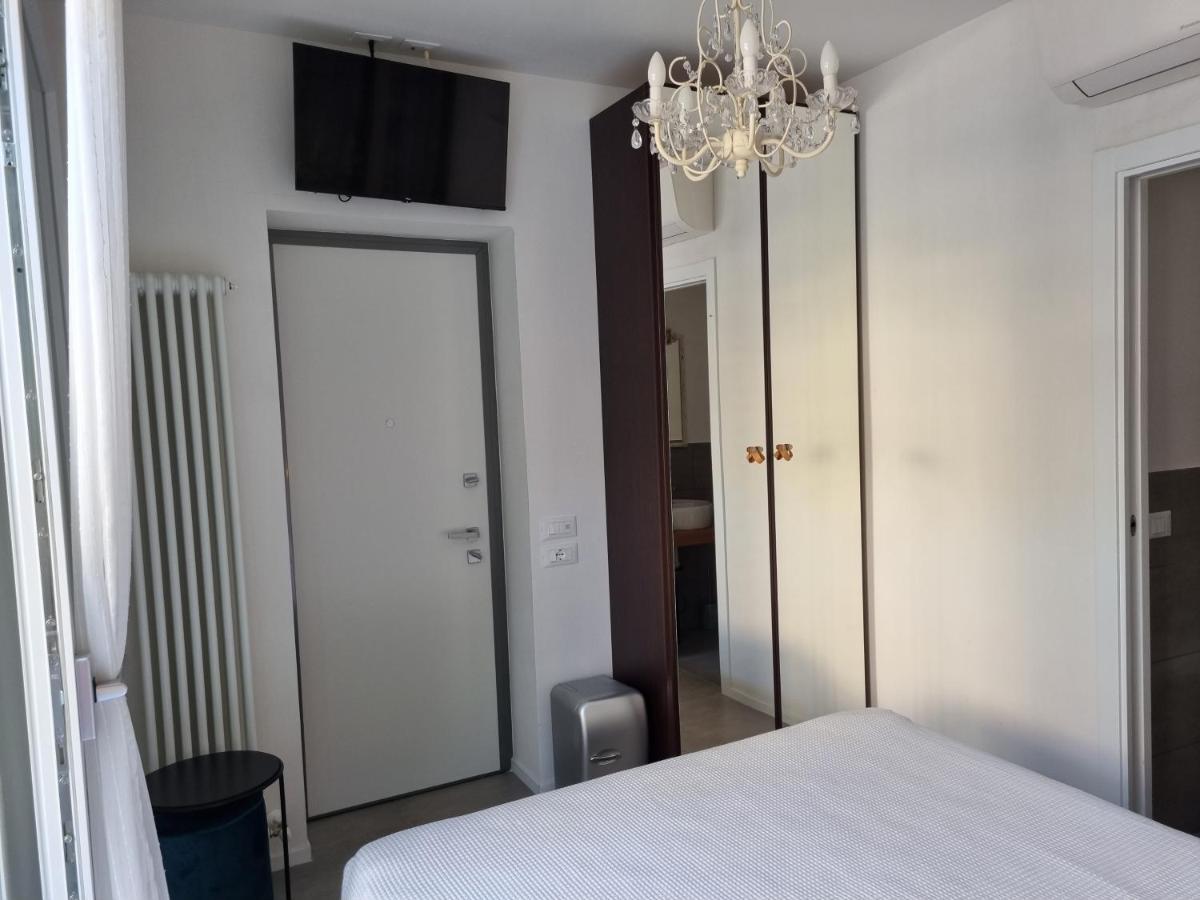 Residenza Azzurra Hotel Cattolica Luaran gambar